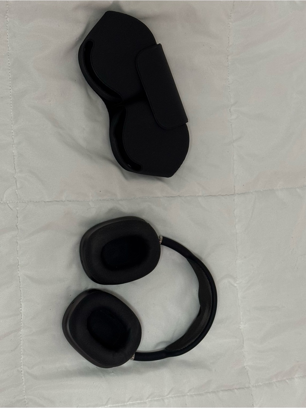 First-Generation Apple AirPods Max 1 Lightning Version In Space Gray With Case